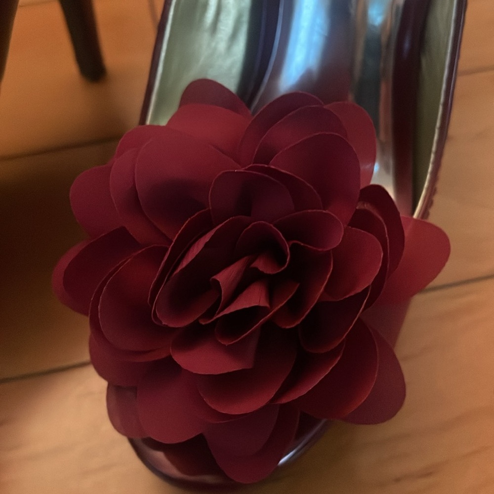 Carlos Santana burgundy platform patent leather pumps w fabric flower detail - Picture 2 of 7